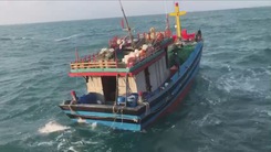 12 giờ vượt sóng biển cứu nạn 6 ngư dân trên tàu hỏng máy