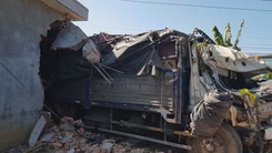 Xe tải tông sập nhà dân, cả gia đình 5 người may mắn thoát chết