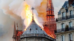 Thế giới chấn động trước hình ảnh Nhà thờ Đức Bà Paris bốc cháy