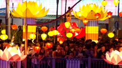 Lung linh lễ hội thả đèn hoa đăng lớn nhất Sài Gòn