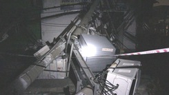 Xe container kéo đổ hàng loạt cột điện, người dân ra đường “hóng gió”
