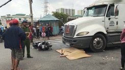 Xe container ôm cua tông xe máy, 2 người thương vong