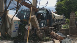 Xe tải tông trạm biến áp, 600 hộ dân mất điện