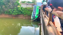 Xe khách lao xuống sông ở Thanh Hóa, 1 người chết, 8 người bị thương nặng