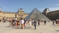 Du khách đổ về Paris bất chấp nắng nóng kỉ lục