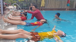 Những lớp học bơi miễn phí vào dịp hè ở rốn lũ