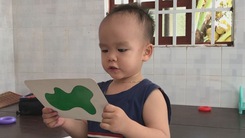 Bất ngờ với cậu bé 2 tuổi biết đọc tiếng Việt và tiếng Anh