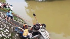 Taxi lao xuống sông trong đêm, một người thiệt mạng