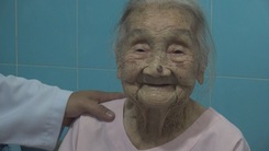 Thay khớp háng cho mẹ Việt Nam anh hùng 102 tuổi