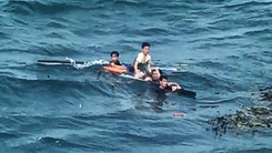 Biên phòng Quảng Trị cứu 4 ngư dân trôi trên biển suốt 25 giờ, vẫn còn 1 người mất tích