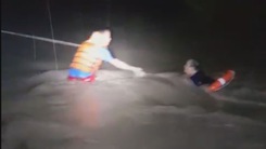 Cứu 4 người đi ô tô bị nước cuốn trôi xuống suối ở Biên Hòa
