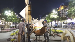 Video: Hối hả thi công cả ngày lẫn đêm tại đường hoa Nguyễn Huệ