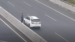 Video: Đôi nam nữ dừng xe giữa cao tốc, leo lên dải phân cách chụp hình