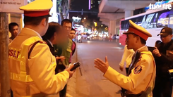 Video: Tự xưng tiến sĩ luật, đập máy quay của phóng viên khi bị kiểm tra nồng độ cồn