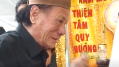 Video: Đạo diễn Lê Cung Bắc khóc nức nở bên di ảnh NSƯT Nguyễn Chánh Tín