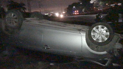 Video: Ôtô đâm cột đèn rồi lật ngửa, nữ tài xế nhập viện