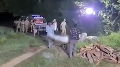 Video: Cảnh sát gây phẫn nộ vì hỏa thiêu thi thể cô gái bị cưỡng hiếp ở Ấn Độ