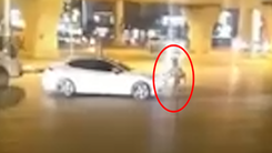 Video: Bị chặn đầu, tài xế ôtô nhấn ga đẩy lùi CSGT rồi bỏ chạy