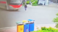 Video: Đi bộ qua đường, người phụ nữ bị xe khách cán lên chân