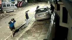Video: Người đàn ông một mình chống lại ba tên trộm đi ô tô