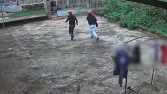 Video: Bốn thanh niên cầm dao đột nhập nhà dân trộm hai chiếc quần jean
