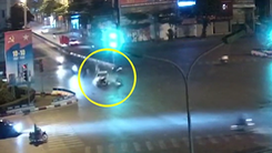 Video: Xe máy chở bốn phóng bạt mạng qua ngã tư, tông mạnh vào ôtô