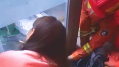 Video: Dùng xà beng cứu cháu bé bị mắc kẹt trong cây ATM