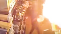 Video: Đổ nước dập lửa, vô tình lửa bùng lên cháy luôn cả nhà bếp
