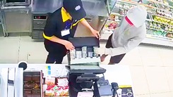 Video: Nam thanh niên cầm dao đe dọa nhân viên cửa hàng để cướp tiền