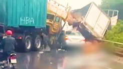 Video: Container đối đầu xe tải, 2 tài xế mắc kẹt trong ca bin, nguy kịch