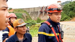 Video: Căng sức tìm công nhân bị mất tích ở thủy điện Rào Trăng 3