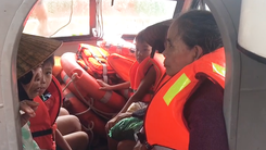 Video: Hơn 20 người mắc kẹt trong vùng lũ ngập sâu