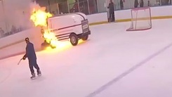 Video: Xe tái tạo băng bốc cháy trong trận đấu khúc côn cầu