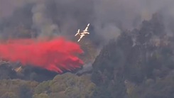 Video: Cháy ngùn ngụt ở ngọn đồi San Francisco, huy động trực thăng dập lửa