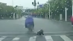 Video: Bức xúc với hình ảnh làm rơi bé gái khỏi xe, còn đá bé ngã sõng soài