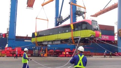 Video: Cận cảnh xếp dỡ đoàn tàu metro Nhổn - ga Hà Nội tại cảng Hải Phòng
