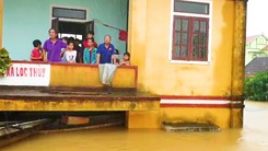 Video: Nước vẫn còn ngập tới mái nhà ở Quảng Bình, Hà Tĩnh, huy động tối đa ca nô giải cứu người dân