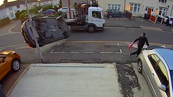 Video: Ôtô lật nhào, người đi đường bỏ chạy thoát thân