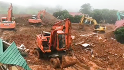 Điểm nóng: Các lực lượng đang tiếp tục đào bới tìm thi thể vụ lở núi ở Quảng Trị