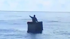 Video: Cụ ông lênh đênh 8 ngày trên biển với chiếc thùng xốp
