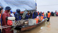 Video: Bến đò tập kết hàng tiếp tế cho người dân Lệ Thủy, Quảng Bình