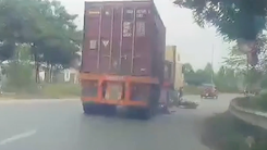 Video: Hai vợ chồng bò ra từ gầm xe container sau va chạm