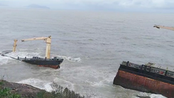 Video: Tàu hàng trôi dạt bị sóng biển đánh gãy đôi, Huế lo ứng phó sự cố tràn dầu