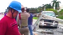 Video: Ôtô đâm đổ 8 cột điện, tài xế bị thương