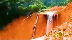 Video: Đường sá bị chia cắt vì sạt lở sâu hàng chục mét