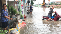 Video: Ngập sâu trên tuyến đường Mễ Cốc, quận 8 vì cống thoát nước tắc nghẽn