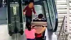 Video: Hai cháu bé bị thương nặng vì xe đẩy lật nhào trên thang cuốn
