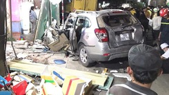 Video: Xe tải tông xe 7 chỗ và hàng loạt xe máy rồi lao vào 4 nhà dân sau tiếng nổ lớn