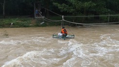 Video: Nhà sư dùng ròng rọc vượt dòng nước chảy xiết, gửi đồ ăn cho vùng lũ chia cắt