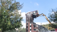 Video: Tòa nhà đổ sập, đè gãy cần cẩu